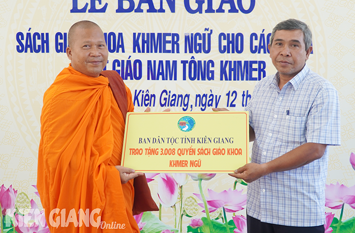 Tặng hơn 3.000 quyển sách Khmer ngữ cho các chùa Nam tông